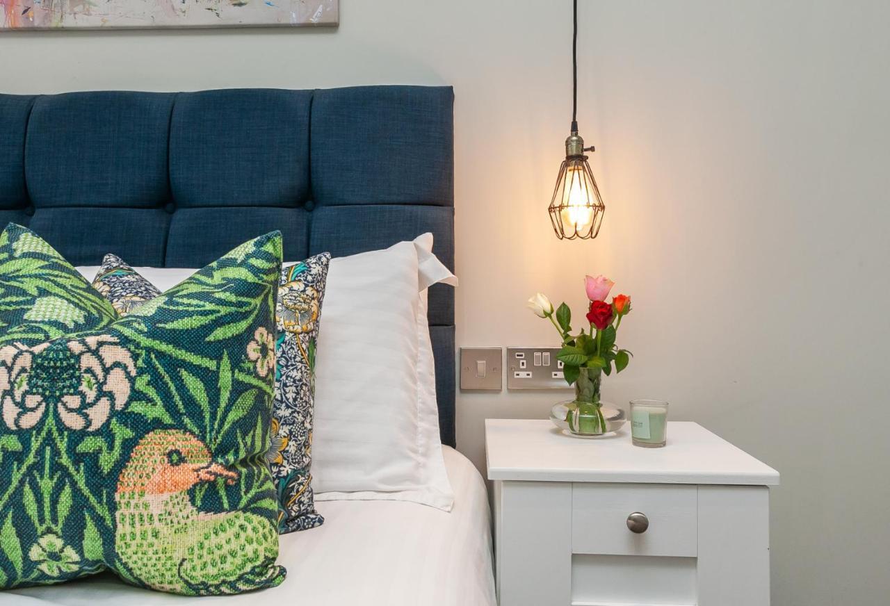 5 Star - The Ulsterville Residences - Free On-site Parking Apartment *