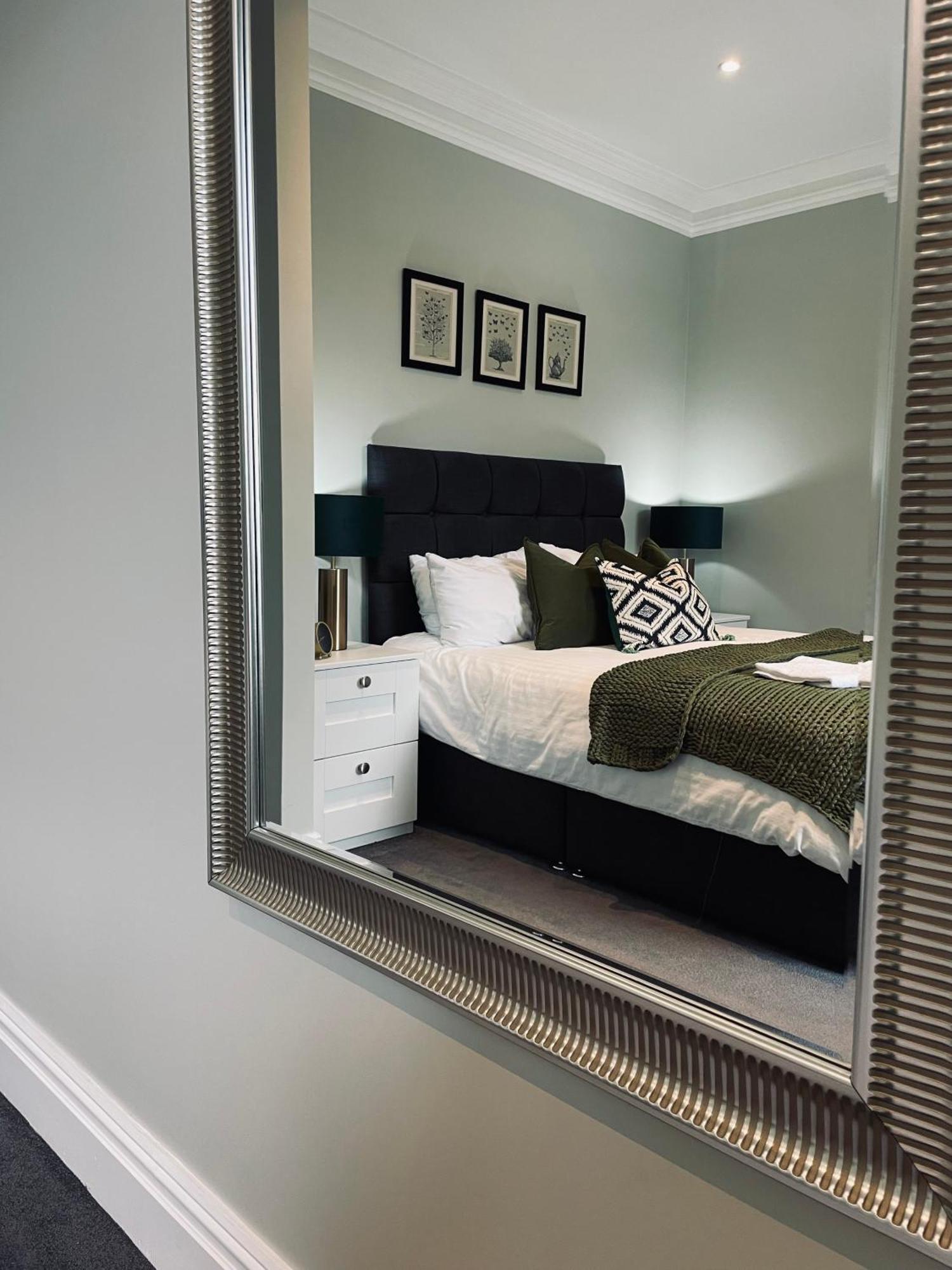 5 Star - The Ulsterville Residences - Free On-site Parking Apartment *