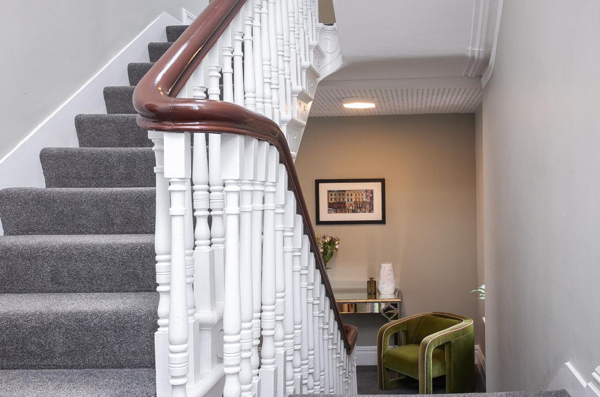 5 Star - The Ulsterville Residences - Free On-site Parking Apartment