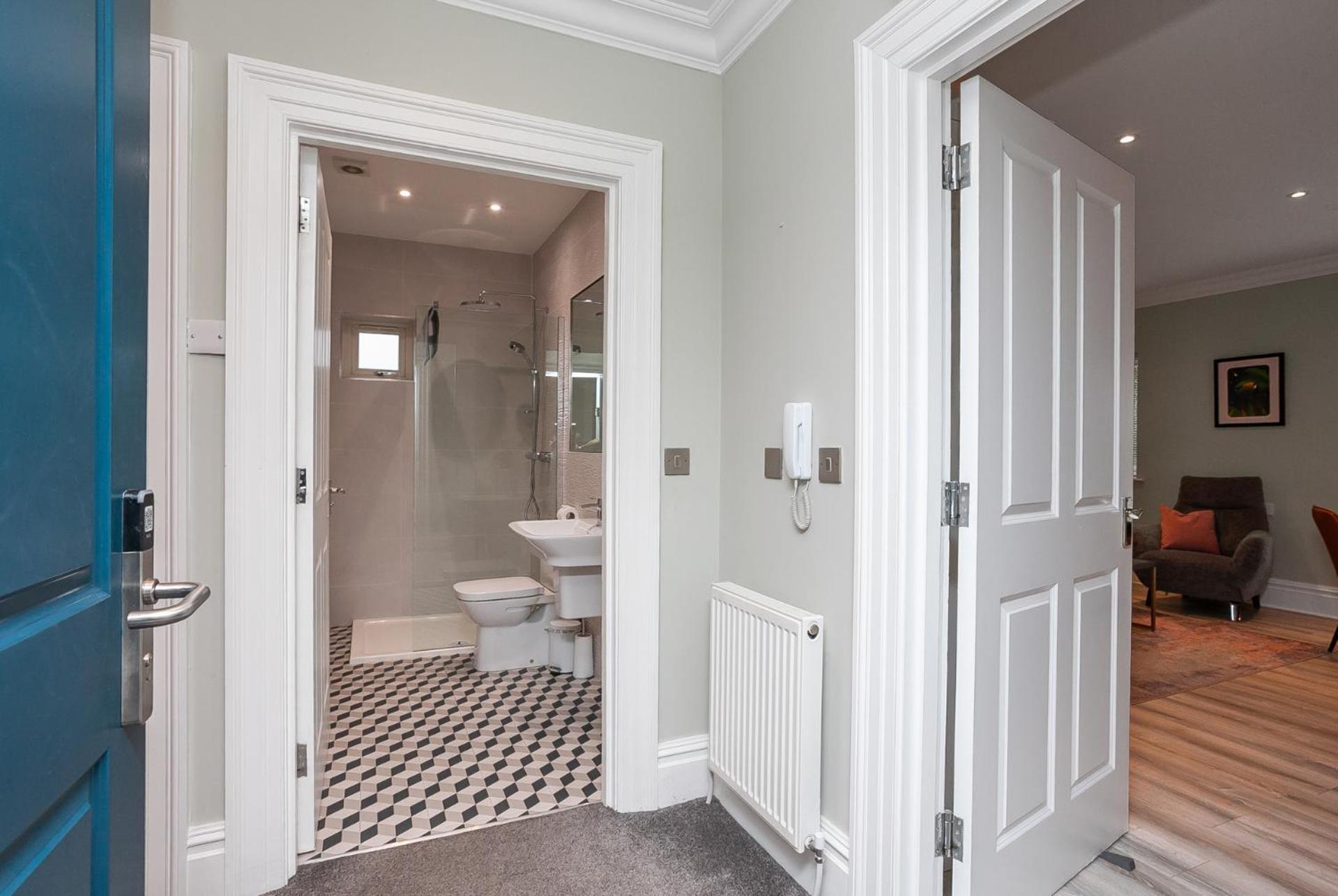 5 Star - The Ulsterville Residences - Free On-site Parking *