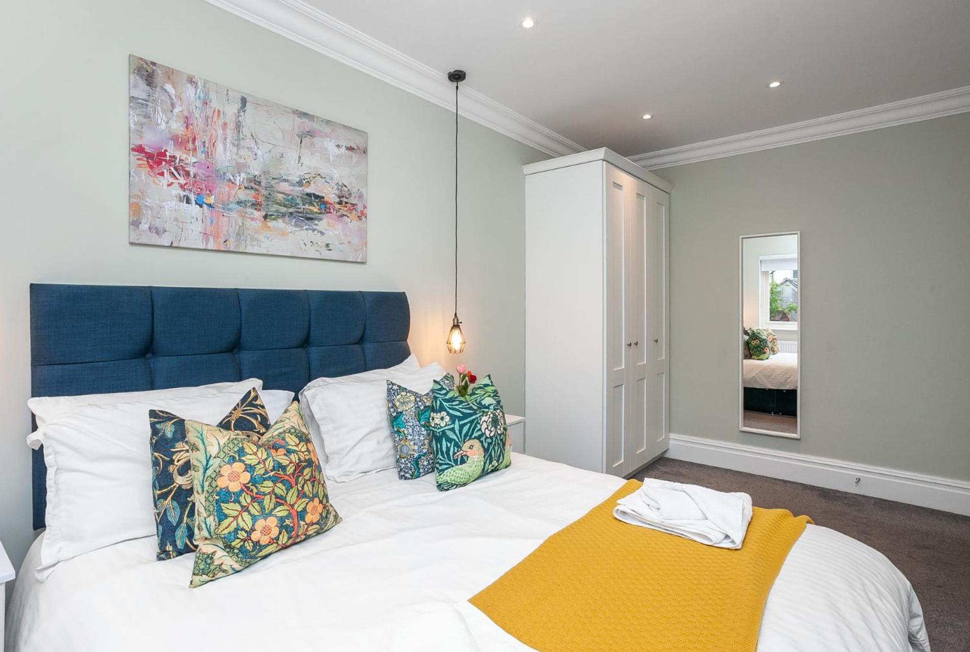 5 Star - The Ulsterville Residences - Free On-site Parking Apartment *