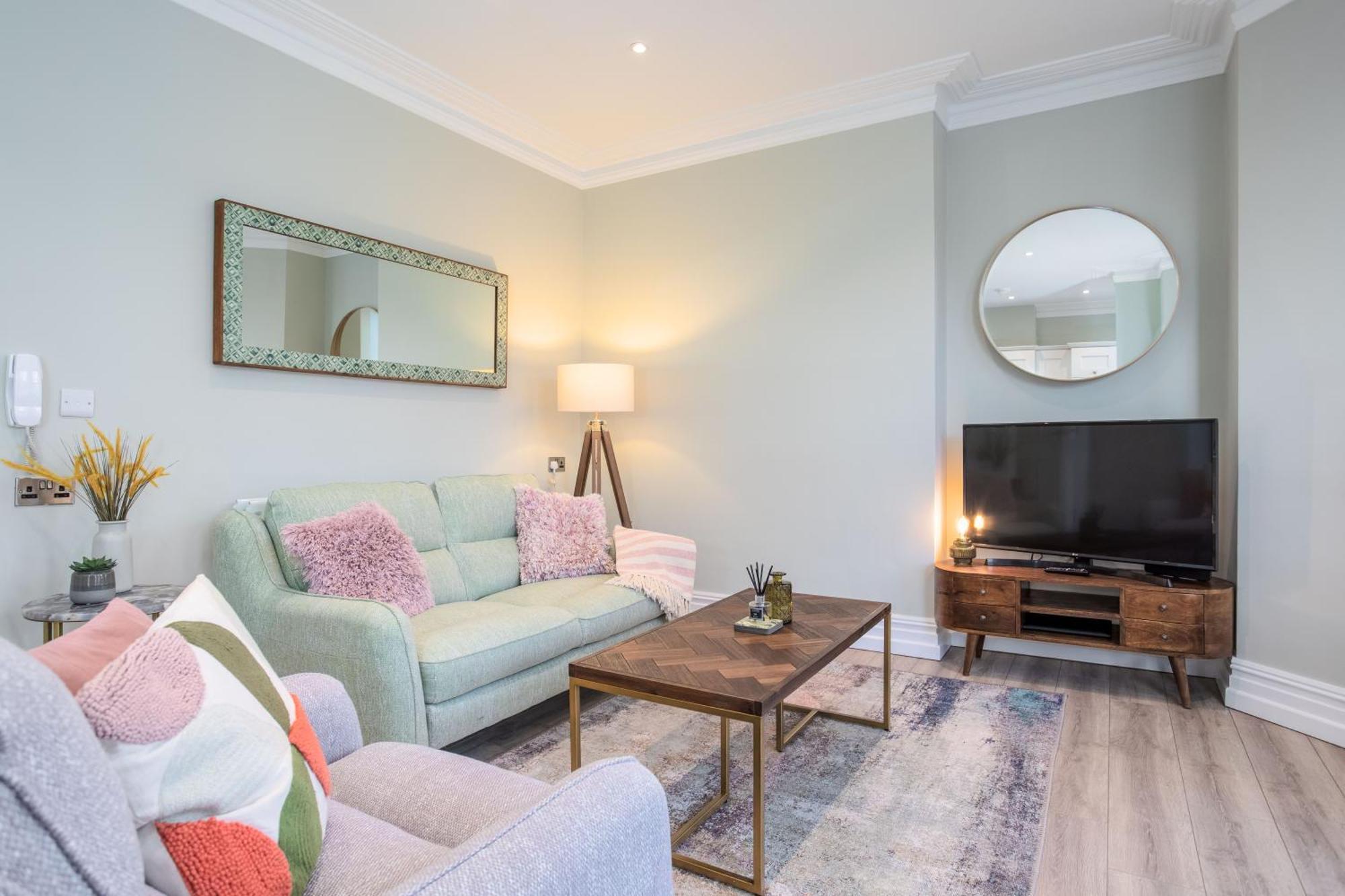 Apartment 5 Star - The Ulsterville Residences - Free On-site Parking *