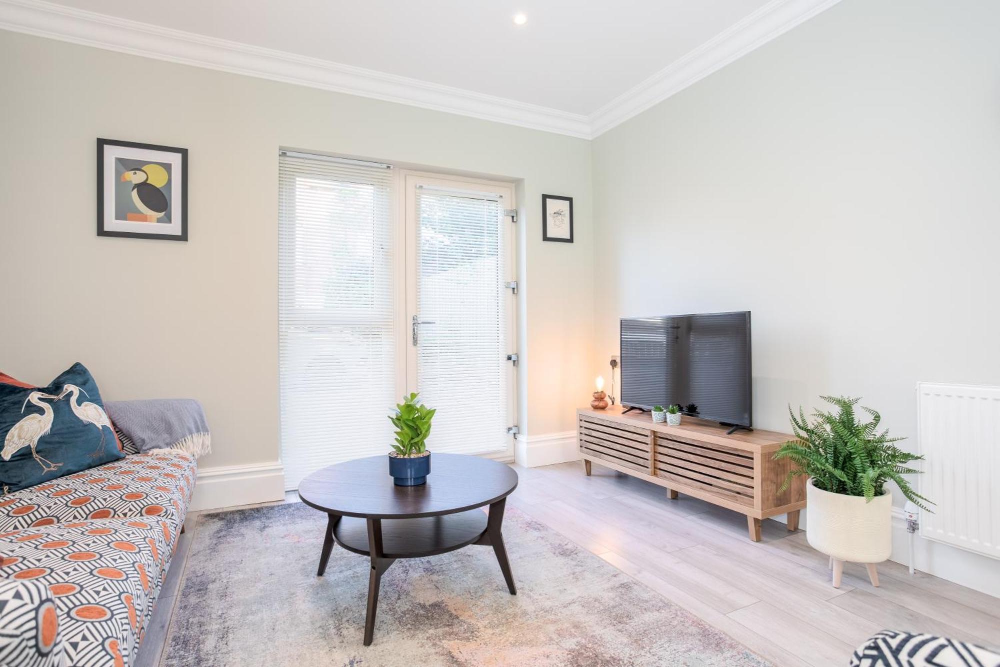 5 Star - The Ulsterville Residences - Free On-site Parking Apartment