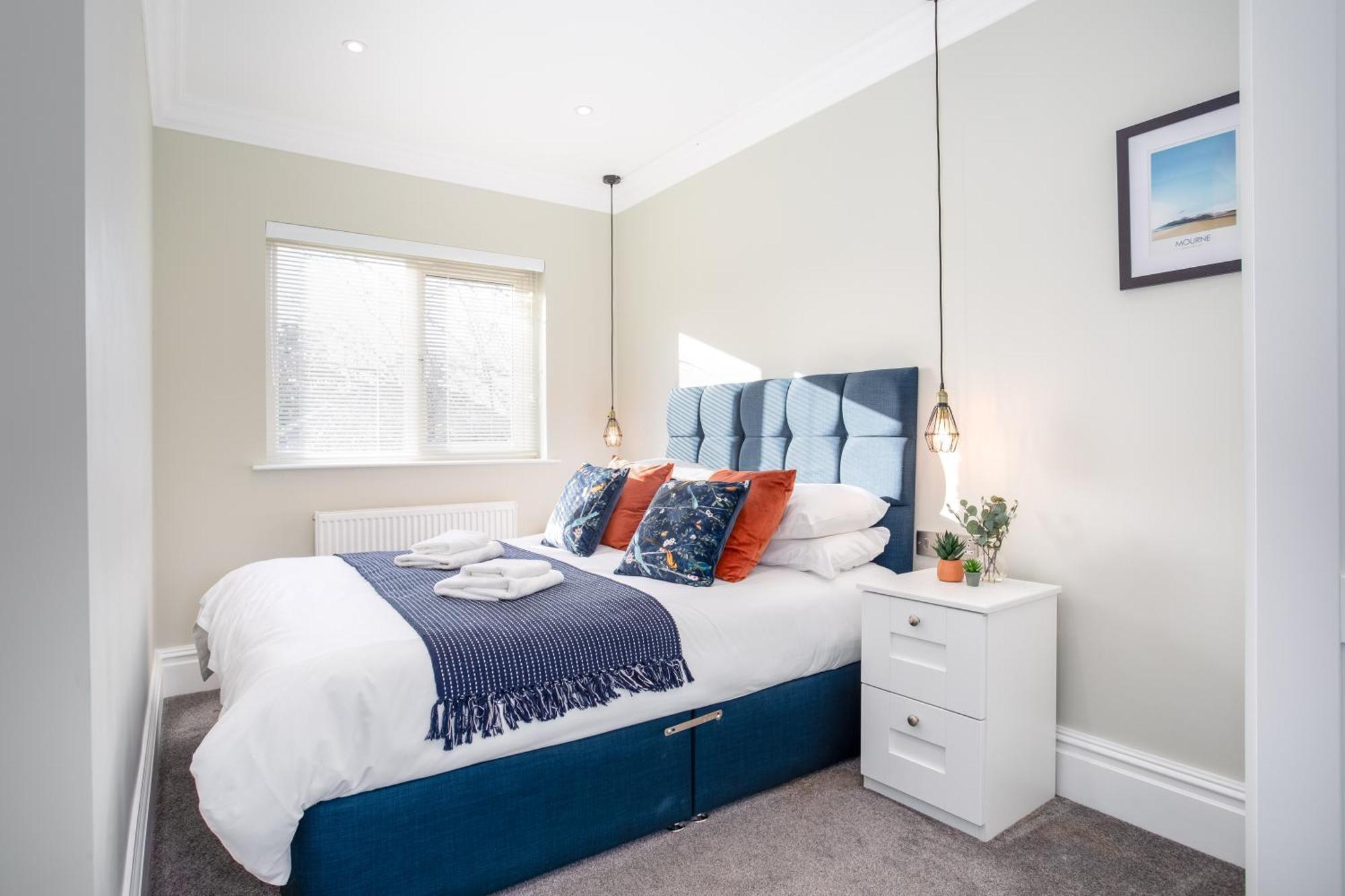 5 Star - The Ulsterville Residences - Free On-site Parking Apartment