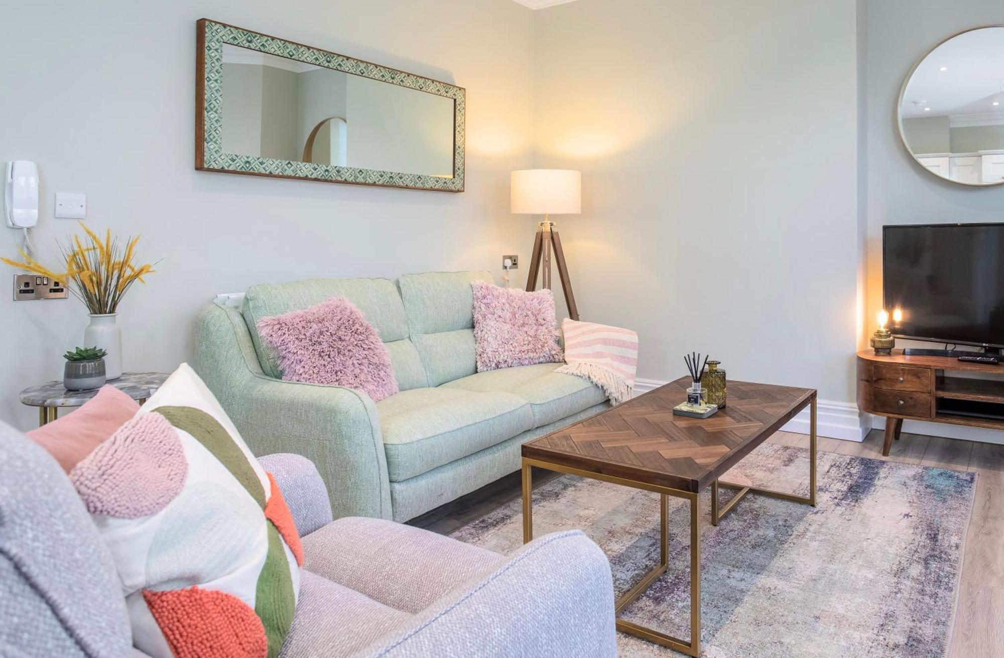 5 Star - The Ulsterville Residences - Free On-site Parking *